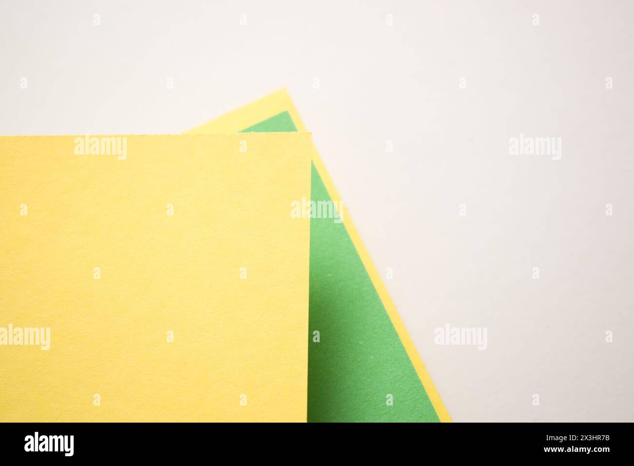 Fond géométrique 3D vert, jaune et blanc, espace de copie Banque D'Images