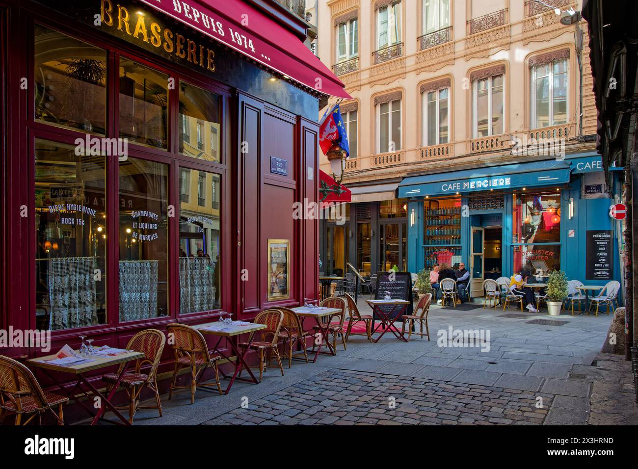LYON, FRANCE, 6 avril 2024 : les bouchons sont des restaurants traditionnels de la cuisine lyonnaise. Lyon prend la 1ère place au classement des «villes à 15 minutes», un con Banque D'Images