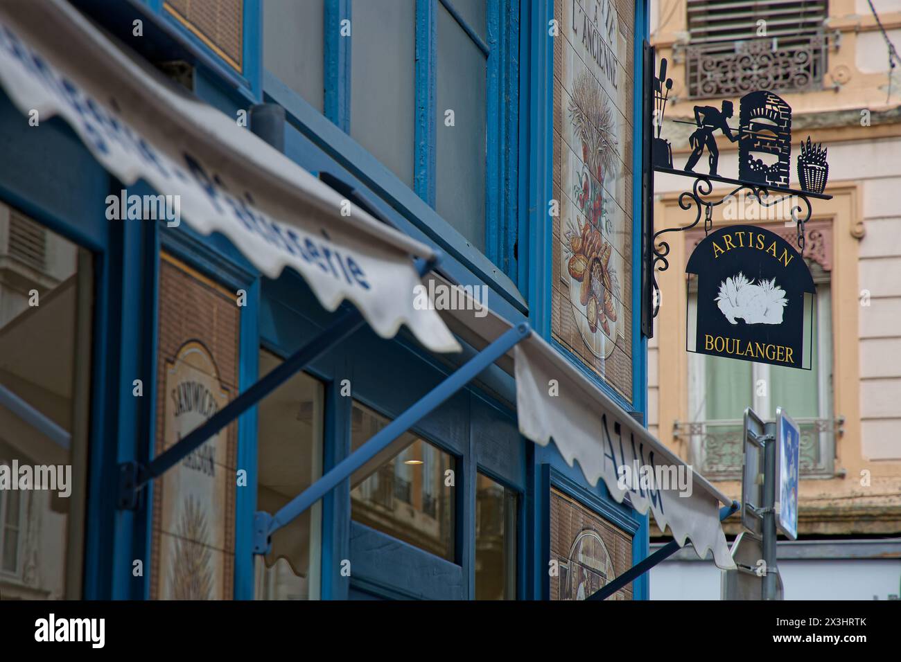 LYON, FRANCE, 26 avril 2024 : enseigne d'une boulangerie artisanale dans le centre-ville. Lyon prend la 1ère place au classement des «villes 15 minutes», un concept cher à env Banque D'Images