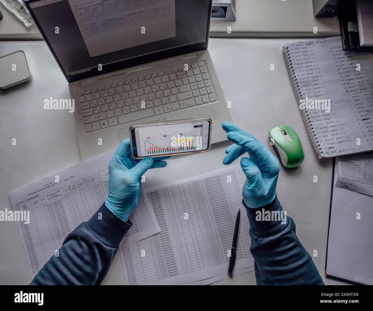 Intégration de la technologie dans la recherche en laboratoire. Bureau avec mains et ordinateur portable, pratiques scientifiques modernes. analyse numérique, avec un accent sur les données Banque D'Images