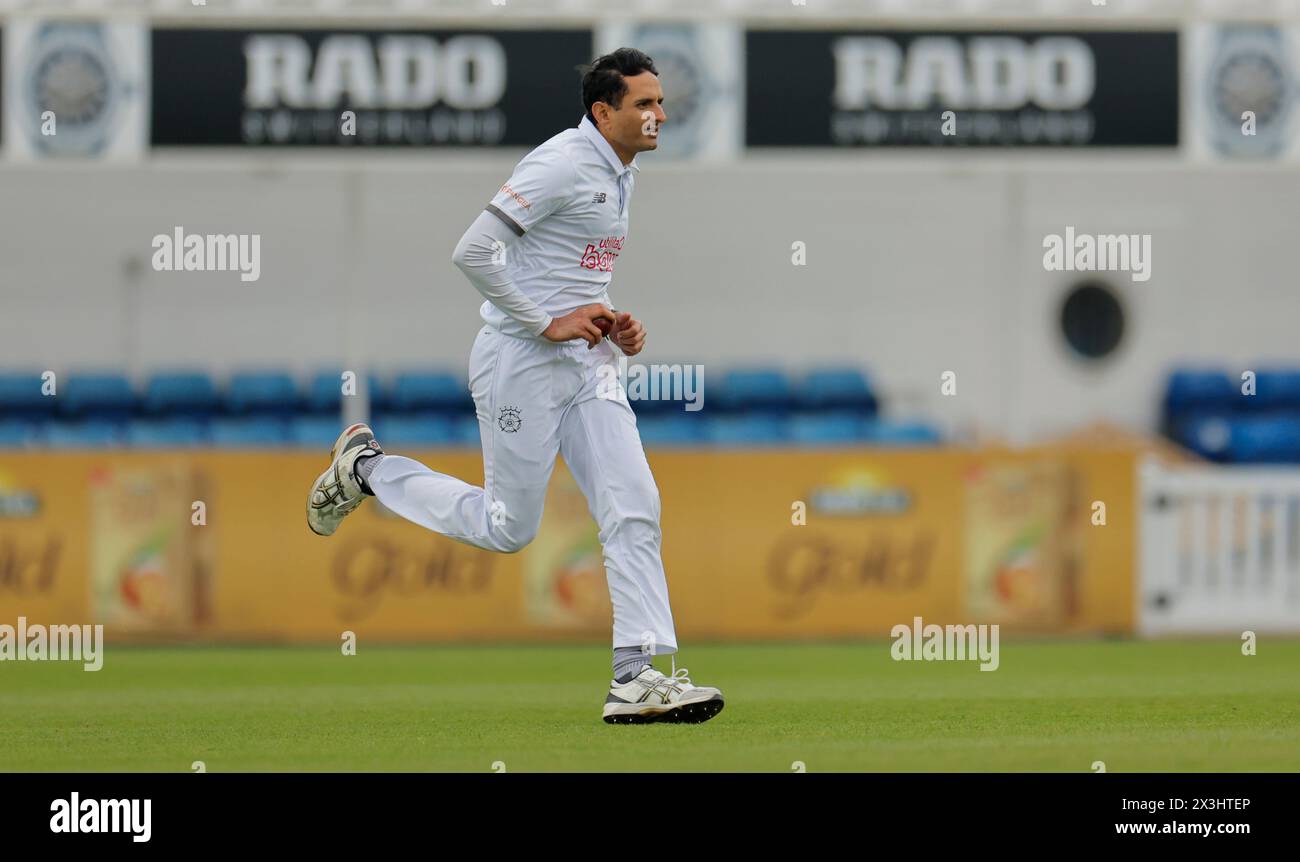 Londres. 27 avril 2024. Muhammad Abbas (38 Hampshire) en action lors de la deuxième journée du County Championship Division One match entre Surrey et Hampshire au Kia Oval. Crédit : Matthew Starling / Alamy Live News Banque D'Images