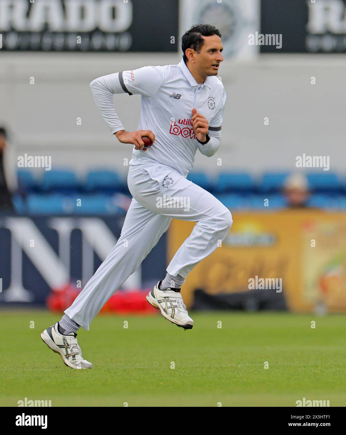 Londres. 27 avril 2024. Muhammad Abbas (38 Hampshire) en action lors de la deuxième journée du County Championship Division One match entre Surrey et Hampshire au Kia Oval. Crédit : Matthew Starling / Alamy Live News Banque D'Images