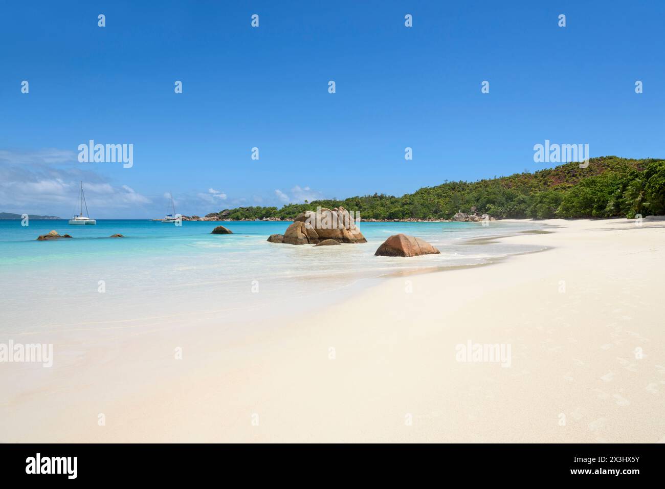 Grands rochers de granit et rochers sur la plage d'Anse Lazio, île de Praslin, Seychelles, Océan Indien Banque D'Images