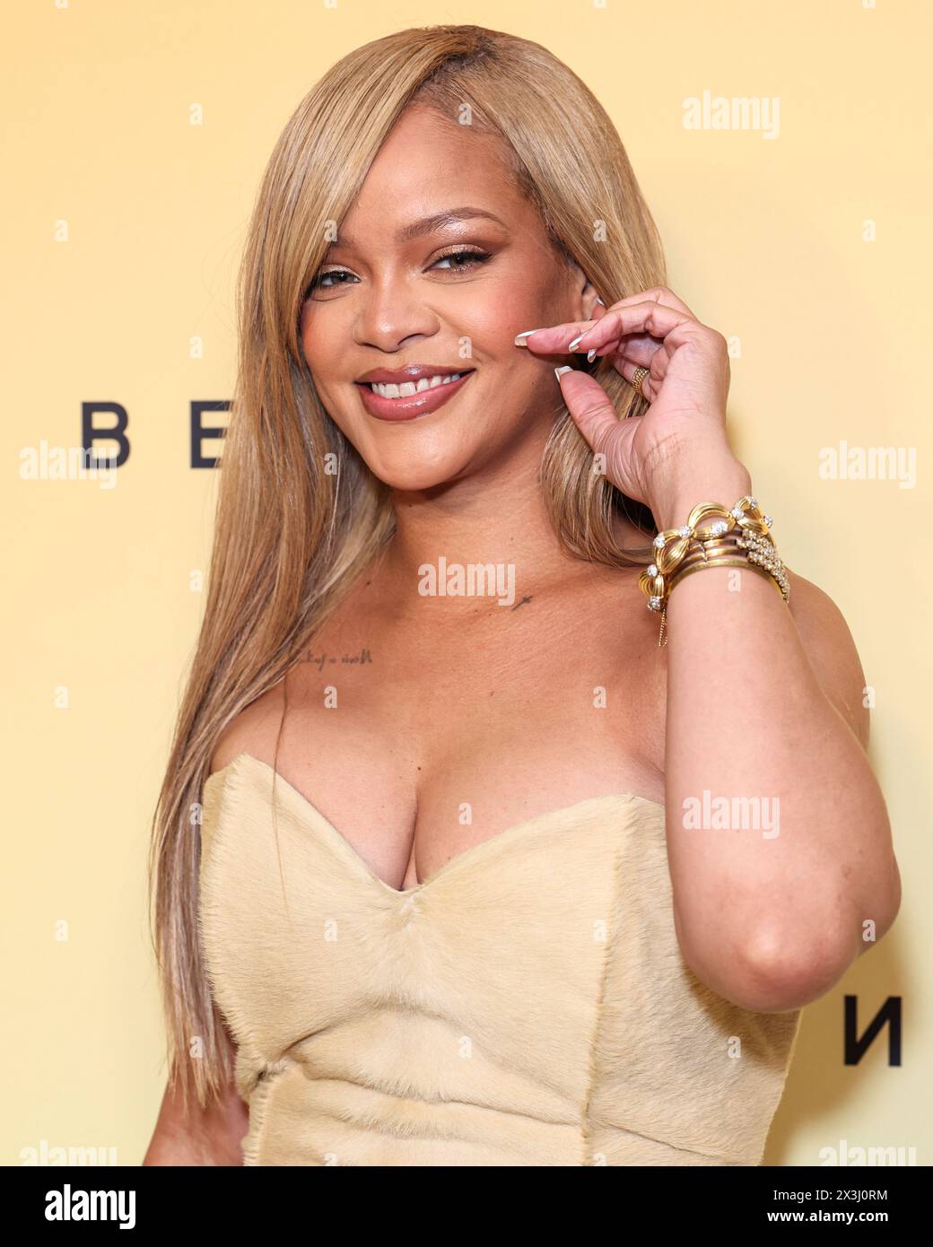 LOS ANGELES, CALIFORNIE, ÉTATS-UNIS - AVRIL 26 : la chanteuse, femme d'affaires, actrice, mannequin et compositrice barbadienne Rihanna (Robyn Rihanna Fenty) arrive au lancement du nouveau produit Rihanna x Fenty Beauty pour la Fenty Beauty Soft'lit Naturally Luminous Longwear Foundation qui se tient au 7th Street Studios le 26 avril 2024 à Los Angeles, Californie, États-Unis. (Photo de Xavier Collin/image Press Agency) Banque D'Images