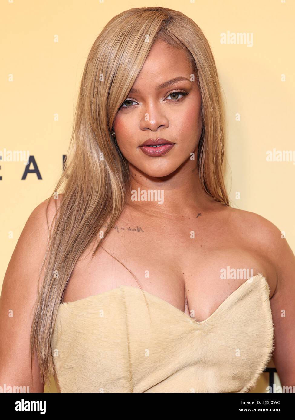 LOS ANGELES, CALIFORNIE, ÉTATS-UNIS - AVRIL 26 : la chanteuse, femme d'affaires, actrice, mannequin et compositrice barbadienne Rihanna (Robyn Rihanna Fenty) arrive au lancement du nouveau produit Rihanna x Fenty Beauty pour la Fenty Beauty Soft'lit Naturally Luminous Longwear Foundation qui se tient au 7th Street Studios le 26 avril 2024 à Los Angeles, Californie, États-Unis. (Photo de Xavier Collin/image Press Agency) Banque D'Images