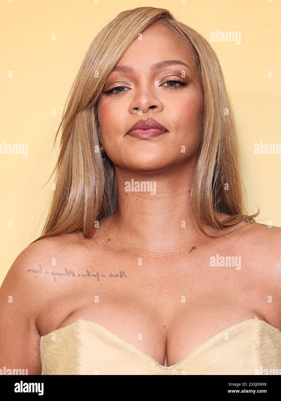 LOS ANGELES, CALIFORNIE, ÉTATS-UNIS - AVRIL 26 : la chanteuse, femme d'affaires, actrice, mannequin et compositrice barbadienne Rihanna (Robyn Rihanna Fenty) arrive au lancement du nouveau produit Rihanna x Fenty Beauty pour la Fenty Beauty Soft'lit Naturally Luminous Longwear Foundation qui se tient au 7th Street Studios le 26 avril 2024 à Los Angeles, Californie, États-Unis. (Photo de Xavier Collin/image Press Agency) Banque D'Images