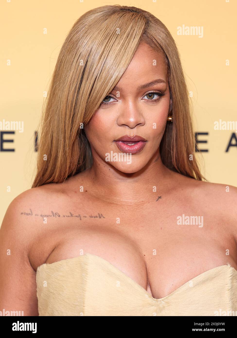 LOS ANGELES, CALIFORNIE, ÉTATS-UNIS - AVRIL 26 : la chanteuse, femme d'affaires, actrice, mannequin et compositrice barbadienne Rihanna (Robyn Rihanna Fenty) arrive au lancement du nouveau produit Rihanna x Fenty Beauty pour la Fenty Beauty Soft'lit Naturally Luminous Longwear Foundation qui se tient au 7th Street Studios le 26 avril 2024 à Los Angeles, Californie, États-Unis. (Photo de Xavier Collin/image Press Agency) Banque D'Images