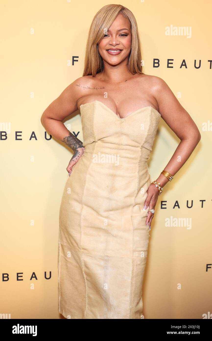 LOS ANGELES, CALIFORNIE, ÉTATS-UNIS - AVRIL 26 : la chanteuse, femme d'affaires, actrice, mannequin et compositrice barbadienne Rihanna (Robyn Rihanna Fenty) arrive au lancement du nouveau produit Rihanna x Fenty Beauty pour la Fenty Beauty Soft'lit Naturally Luminous Longwear Foundation qui se tient au 7th Street Studios le 26 avril 2024 à Los Angeles, Californie, États-Unis. (Photo de Xavier Collin/image Press Agency) Banque D'Images