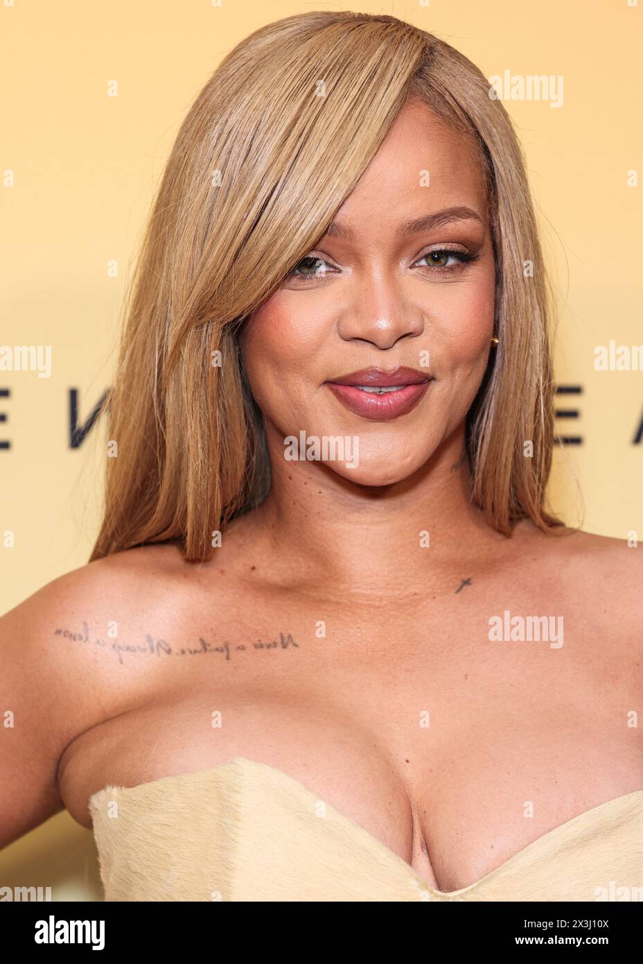 LOS ANGELES, CALIFORNIE, ÉTATS-UNIS - AVRIL 26 : la chanteuse, femme d'affaires, actrice, mannequin et compositrice barbadienne Rihanna (Robyn Rihanna Fenty) arrive au lancement du nouveau produit Rihanna x Fenty Beauty pour la Fenty Beauty Soft'lit Naturally Luminous Longwear Foundation qui se tient au 7th Street Studios le 26 avril 2024 à Los Angeles, Californie, États-Unis. (Photo de Xavier Collin/image Press Agency) Banque D'Images