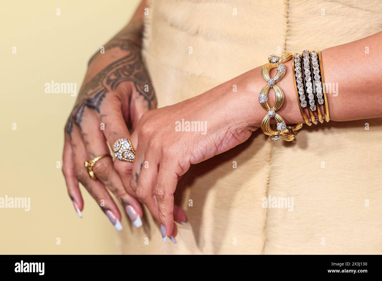 LOS ANGELES, CALIFORNIE, ÉTATS-UNIS - AVRIL 26 : la chanteuse, femme d'affaires, actrice, mannequin et compositrice barbadienne Rihanna (Robyn Rihanna Fenty) arrive au lancement du nouveau produit Rihanna x Fenty Beauty pour la Fenty Beauty Soft'lit Naturally Luminous Longwear Foundation qui se tient au 7th Street Studios le 26 avril 2024 à Los Angeles, Californie, États-Unis. (Photo de Xavier Collin/image Press Agency) Banque D'Images