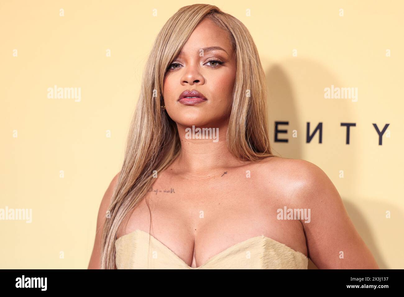 LOS ANGELES, CALIFORNIE, ÉTATS-UNIS - AVRIL 26 : la chanteuse, femme d'affaires, actrice, mannequin et compositrice barbadienne Rihanna (Robyn Rihanna Fenty) arrive au lancement du nouveau produit Rihanna x Fenty Beauty pour la Fenty Beauty Soft'lit Naturally Luminous Longwear Foundation qui se tient au 7th Street Studios le 26 avril 2024 à Los Angeles, Californie, États-Unis. (Photo de Xavier Collin/image Press Agency) Banque D'Images