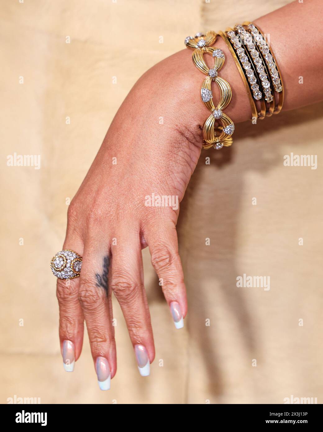 LOS ANGELES, CALIFORNIE, ÉTATS-UNIS - AVRIL 26 : la chanteuse, femme d'affaires, actrice, mannequin et compositrice barbadienne Rihanna (Robyn Rihanna Fenty) arrive au lancement du nouveau produit Rihanna x Fenty Beauty pour la Fenty Beauty Soft'lit Naturally Luminous Longwear Foundation qui se tient au 7th Street Studios le 26 avril 2024 à Los Angeles, Californie, États-Unis. (Photo de Xavier Collin/image Press Agency) Banque D'Images