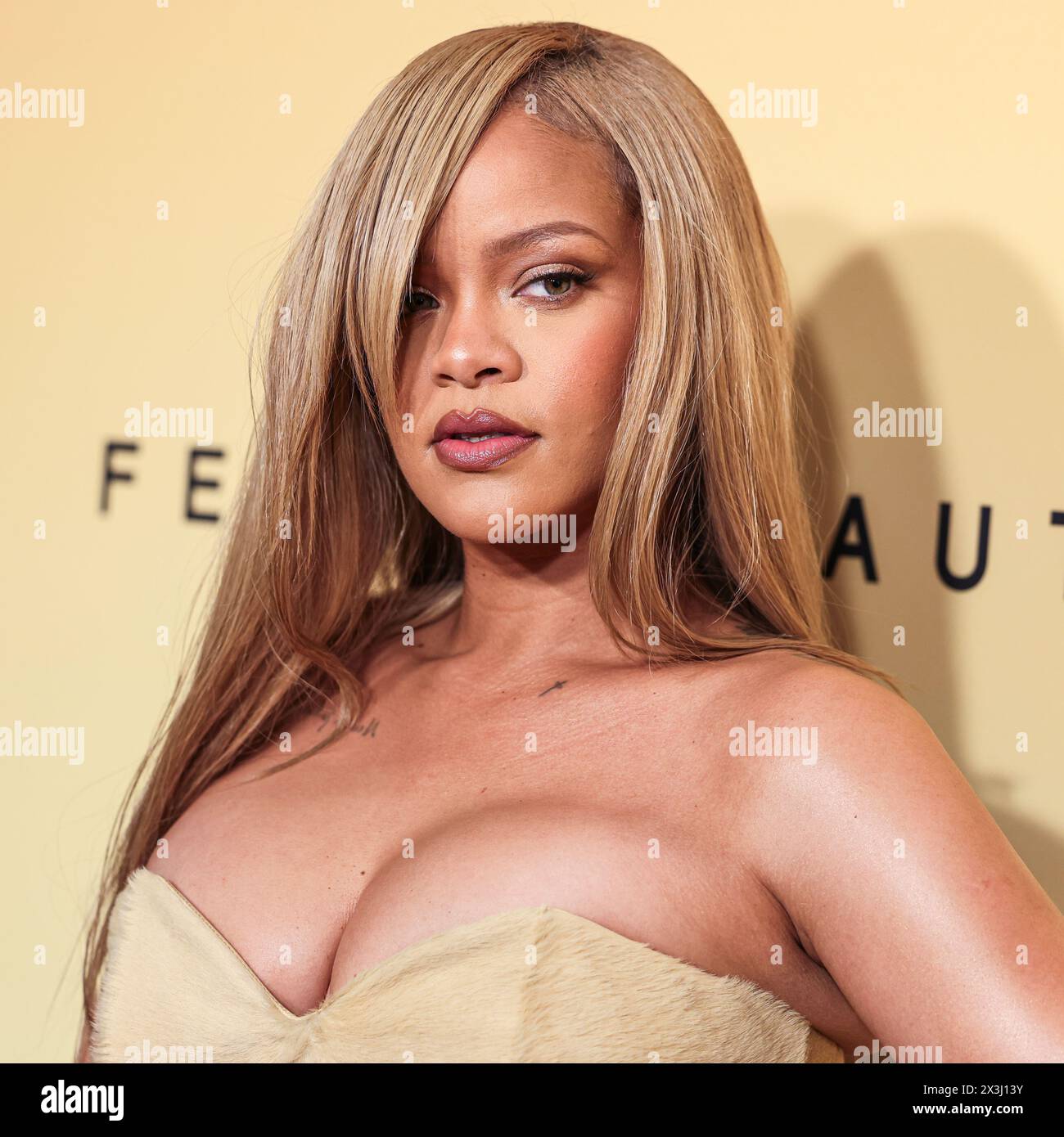 LOS ANGELES, CALIFORNIE, ÉTATS-UNIS - AVRIL 26 : la chanteuse, femme d'affaires, actrice, mannequin et compositrice barbadienne Rihanna (Robyn Rihanna Fenty) arrive au lancement du nouveau produit Rihanna x Fenty Beauty pour la Fenty Beauty Soft'lit Naturally Luminous Longwear Foundation qui se tient au 7th Street Studios le 26 avril 2024 à Los Angeles, Californie, États-Unis. (Photo de Xavier Collin/image Press Agency) Banque D'Images