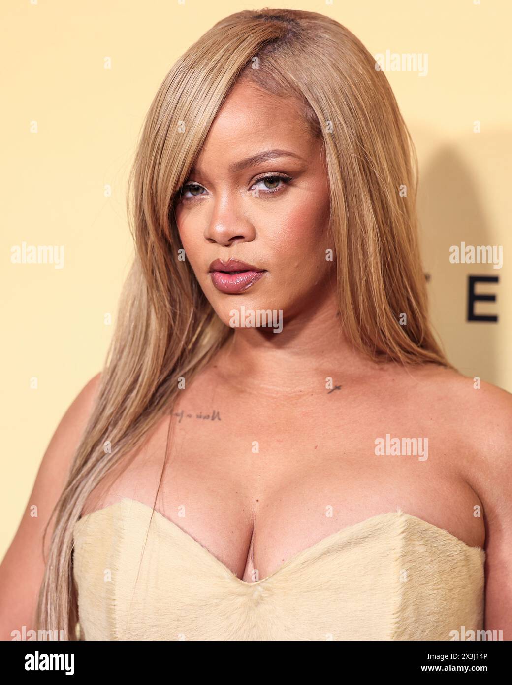 LOS ANGELES, CALIFORNIE, ÉTATS-UNIS - AVRIL 26 : la chanteuse, femme d'affaires, actrice, mannequin et compositrice barbadienne Rihanna (Robyn Rihanna Fenty) arrive au lancement du nouveau produit Rihanna x Fenty Beauty pour la Fenty Beauty Soft'lit Naturally Luminous Longwear Foundation qui se tient au 7th Street Studios le 26 avril 2024 à Los Angeles, Californie, États-Unis. (Photo de Xavier Collin/image Press Agency) Banque D'Images