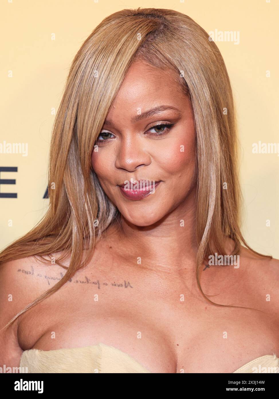 LOS ANGELES, CALIFORNIE, ÉTATS-UNIS - AVRIL 26 : la chanteuse, femme d'affaires, actrice, mannequin et compositrice barbadienne Rihanna (Robyn Rihanna Fenty) arrive au lancement du nouveau produit Rihanna x Fenty Beauty pour la Fenty Beauty Soft'lit Naturally Luminous Longwear Foundation qui se tient au 7th Street Studios le 26 avril 2024 à Los Angeles, Californie, États-Unis. (Photo de Xavier Collin/image Press Agency) Banque D'Images