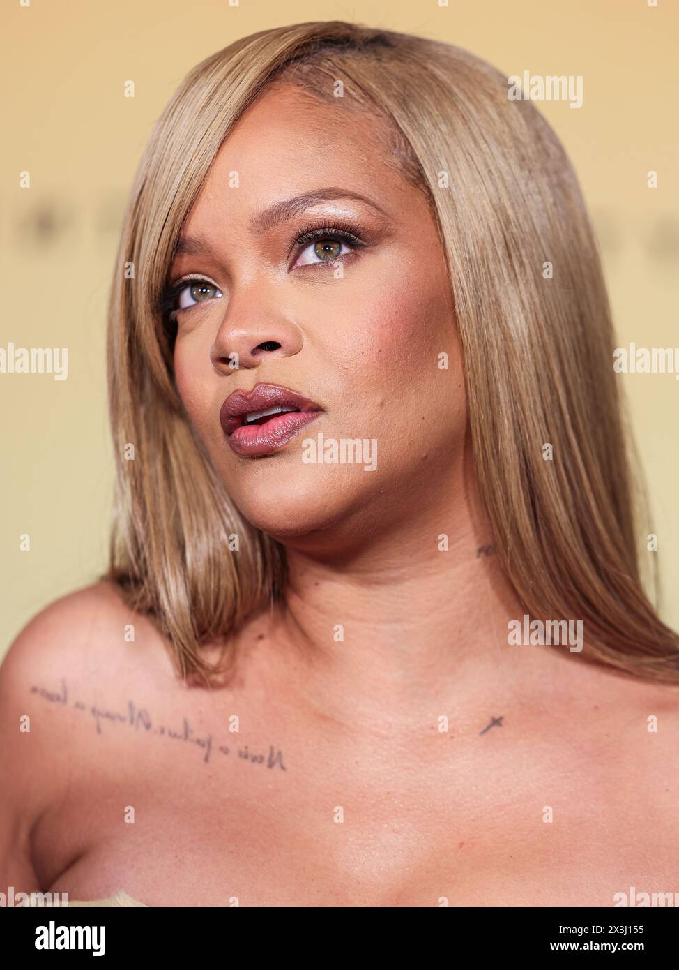 LOS ANGELES, CALIFORNIE, ÉTATS-UNIS - AVRIL 26 : la chanteuse, femme d'affaires, actrice, mannequin et compositrice barbadienne Rihanna (Robyn Rihanna Fenty) arrive au lancement du nouveau produit Rihanna x Fenty Beauty pour la Fenty Beauty Soft'lit Naturally Luminous Longwear Foundation qui se tient au 7th Street Studios le 26 avril 2024 à Los Angeles, Californie, États-Unis. (Photo de Xavier Collin/image Press Agency) Banque D'Images
