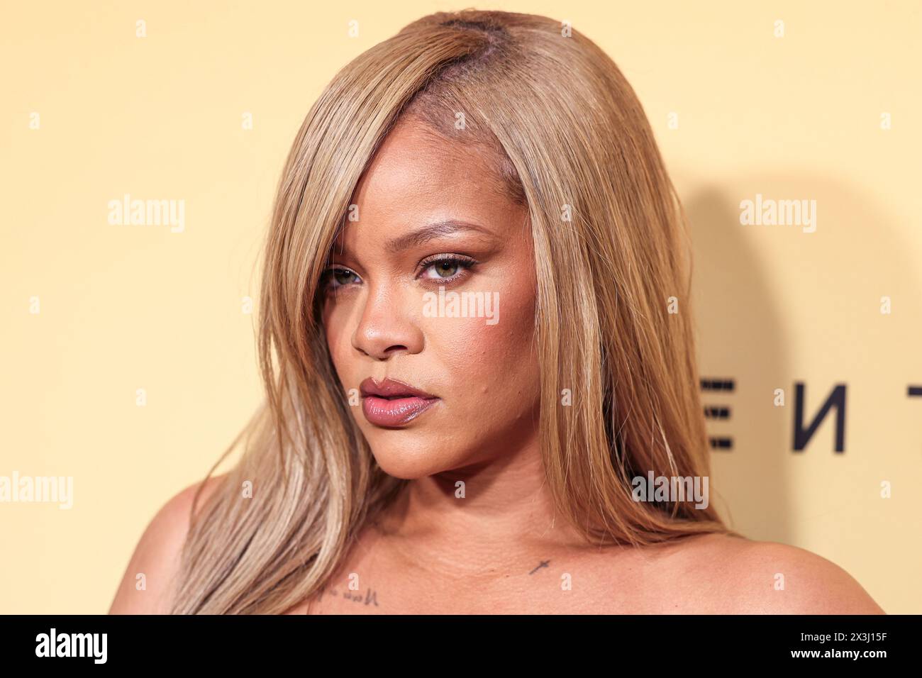 LOS ANGELES, CALIFORNIE, ÉTATS-UNIS - AVRIL 26 : la chanteuse, femme d'affaires, actrice, mannequin et compositrice barbadienne Rihanna (Robyn Rihanna Fenty) arrive au lancement du nouveau produit Rihanna x Fenty Beauty pour la Fenty Beauty Soft'lit Naturally Luminous Longwear Foundation qui se tient au 7th Street Studios le 26 avril 2024 à Los Angeles, Californie, États-Unis. (Photo de Xavier Collin/image Press Agency) Banque D'Images