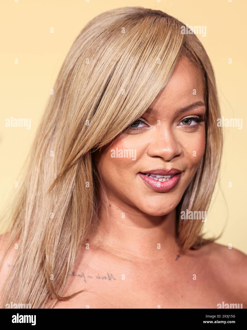 LOS ANGELES, CALIFORNIE, ÉTATS-UNIS - AVRIL 26 : la chanteuse, femme d'affaires, actrice, mannequin et compositrice barbadienne Rihanna (Robyn Rihanna Fenty) arrive au lancement du nouveau produit Rihanna x Fenty Beauty pour la Fenty Beauty Soft'lit Naturally Luminous Longwear Foundation qui se tient au 7th Street Studios le 26 avril 2024 à Los Angeles, Californie, États-Unis. (Photo de Xavier Collin/image Press Agency) Banque D'Images