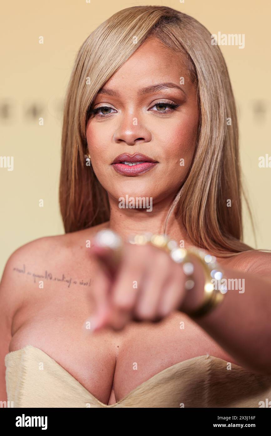 LOS ANGELES, CALIFORNIE, ÉTATS-UNIS - AVRIL 26 : la chanteuse, femme d'affaires, actrice, mannequin et compositrice barbadienne Rihanna (Robyn Rihanna Fenty) arrive au lancement du nouveau produit Rihanna x Fenty Beauty pour la Fenty Beauty Soft'lit Naturally Luminous Longwear Foundation qui se tient au 7th Street Studios le 26 avril 2024 à Los Angeles, Californie, États-Unis. (Photo de Xavier Collin/image Press Agency) Banque D'Images