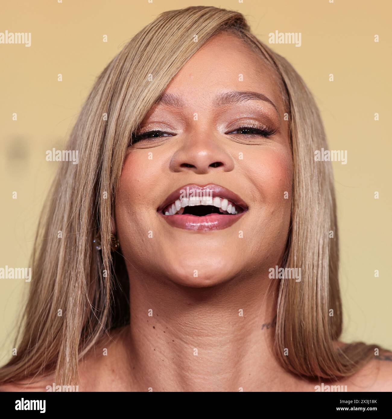 LOS ANGELES, CALIFORNIE, ÉTATS-UNIS - AVRIL 26 : la chanteuse, femme d'affaires, actrice, mannequin et compositrice barbadienne Rihanna (Robyn Rihanna Fenty) arrive au lancement du nouveau produit Rihanna x Fenty Beauty pour la Fenty Beauty Soft'lit Naturally Luminous Longwear Foundation qui se tient au 7th Street Studios le 26 avril 2024 à Los Angeles, Californie, États-Unis. (Photo de Xavier Collin/image Press Agency) Banque D'Images