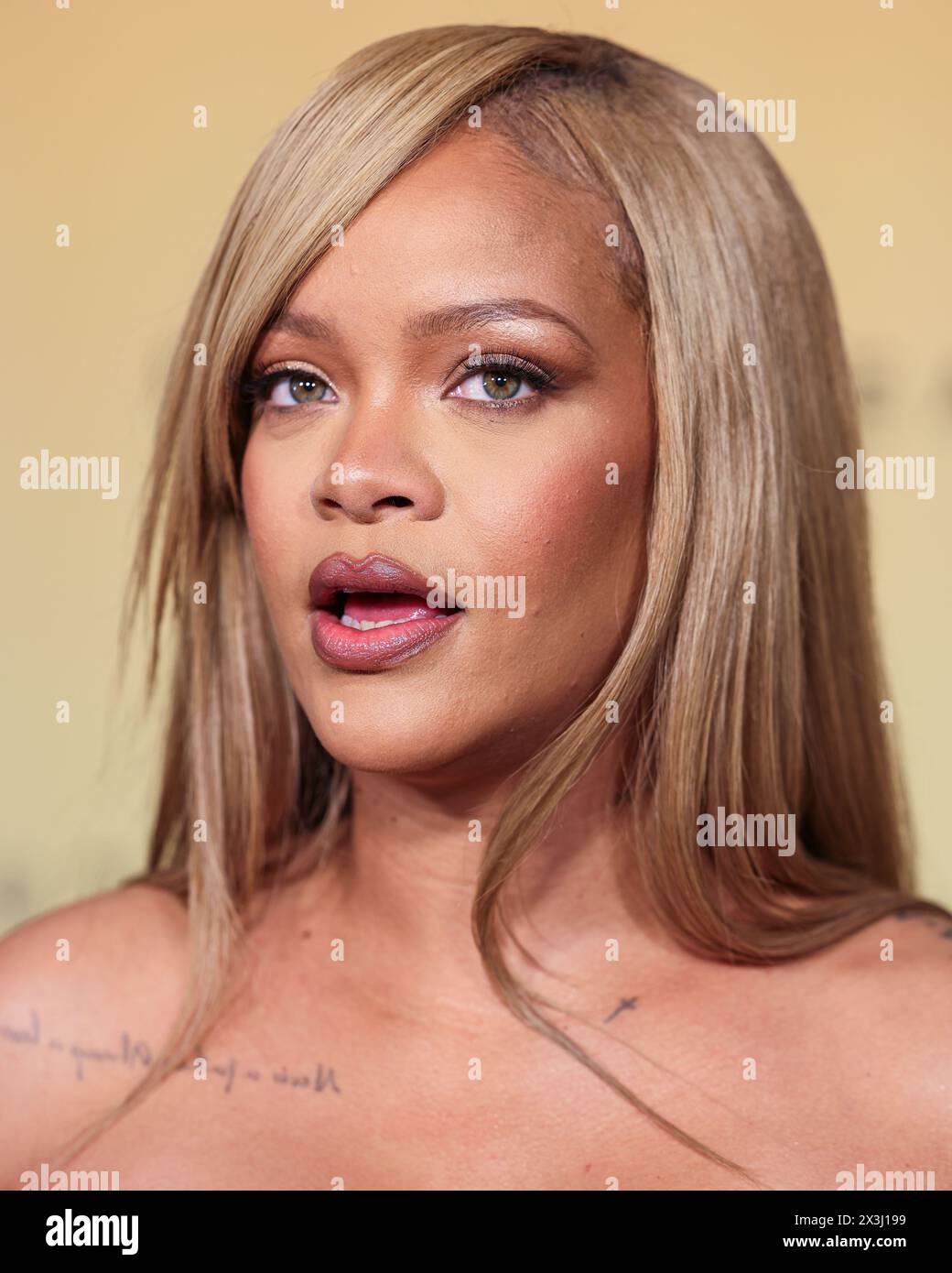 LOS ANGELES, CALIFORNIE, ÉTATS-UNIS - AVRIL 26 : la chanteuse, femme d'affaires, actrice, mannequin et compositrice barbadienne Rihanna (Robyn Rihanna Fenty) arrive au lancement du nouveau produit Rihanna x Fenty Beauty pour la Fenty Beauty Soft'lit Naturally Luminous Longwear Foundation qui se tient au 7th Street Studios le 26 avril 2024 à Los Angeles, Californie, États-Unis. (Photo de Xavier Collin/image Press Agency) Banque D'Images