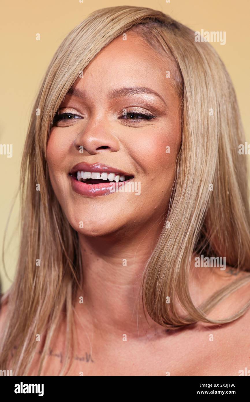 LOS ANGELES, CALIFORNIE, ÉTATS-UNIS - AVRIL 26 : la chanteuse, femme d'affaires, actrice, mannequin et compositrice barbadienne Rihanna (Robyn Rihanna Fenty) arrive au lancement du nouveau produit Rihanna x Fenty Beauty pour la Fenty Beauty Soft'lit Naturally Luminous Longwear Foundation qui se tient au 7th Street Studios le 26 avril 2024 à Los Angeles, Californie, États-Unis. (Photo de Xavier Collin/image Press Agency) Banque D'Images