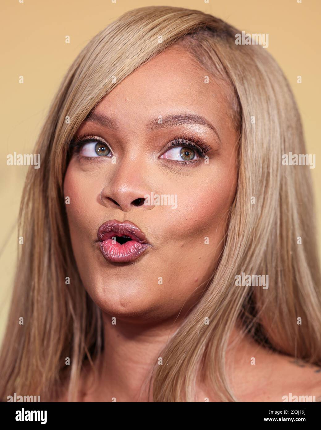 LOS ANGELES, CALIFORNIE, ÉTATS-UNIS - AVRIL 26 : la chanteuse, femme d'affaires, actrice, mannequin et compositrice barbadienne Rihanna (Robyn Rihanna Fenty) arrive au lancement du nouveau produit Rihanna x Fenty Beauty pour la Fenty Beauty Soft'lit Naturally Luminous Longwear Foundation qui se tient au 7th Street Studios le 26 avril 2024 à Los Angeles, Californie, États-Unis. (Photo de Xavier Collin/image Press Agency) Banque D'Images