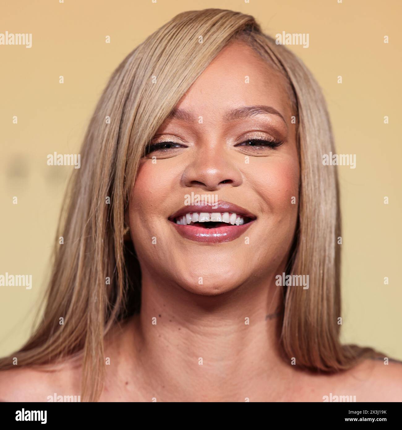 LOS ANGELES, CALIFORNIE, ÉTATS-UNIS - AVRIL 26 : la chanteuse, femme d'affaires, actrice, mannequin et compositrice barbadienne Rihanna (Robyn Rihanna Fenty) arrive au lancement du nouveau produit Rihanna x Fenty Beauty pour la Fenty Beauty Soft'lit Naturally Luminous Longwear Foundation qui se tient au 7th Street Studios le 26 avril 2024 à Los Angeles, Californie, États-Unis. (Photo de Xavier Collin/image Press Agency) Banque D'Images