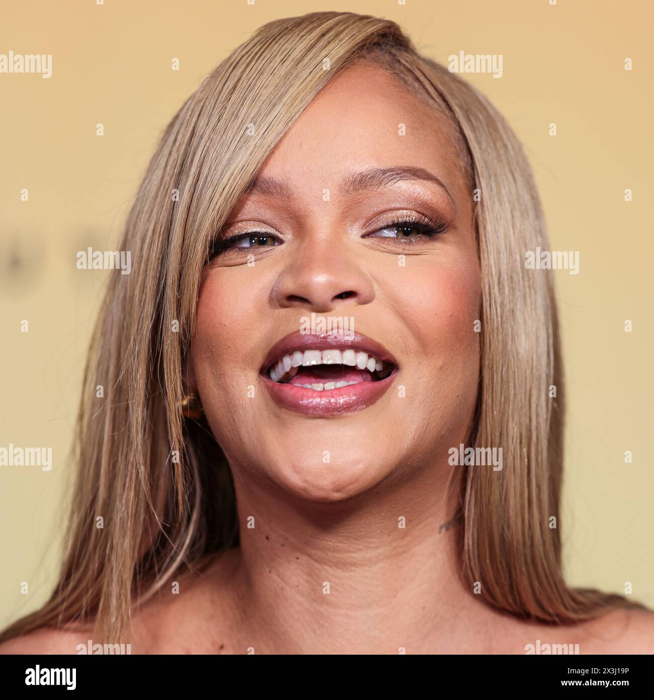 LOS ANGELES, CALIFORNIE, ÉTATS-UNIS - AVRIL 26 : la chanteuse, femme d'affaires, actrice, mannequin et compositrice barbadienne Rihanna (Robyn Rihanna Fenty) arrive au lancement du nouveau produit Rihanna x Fenty Beauty pour la Fenty Beauty Soft'lit Naturally Luminous Longwear Foundation qui se tient au 7th Street Studios le 26 avril 2024 à Los Angeles, Californie, États-Unis. (Photo de Xavier Collin/image Press Agency) Banque D'Images