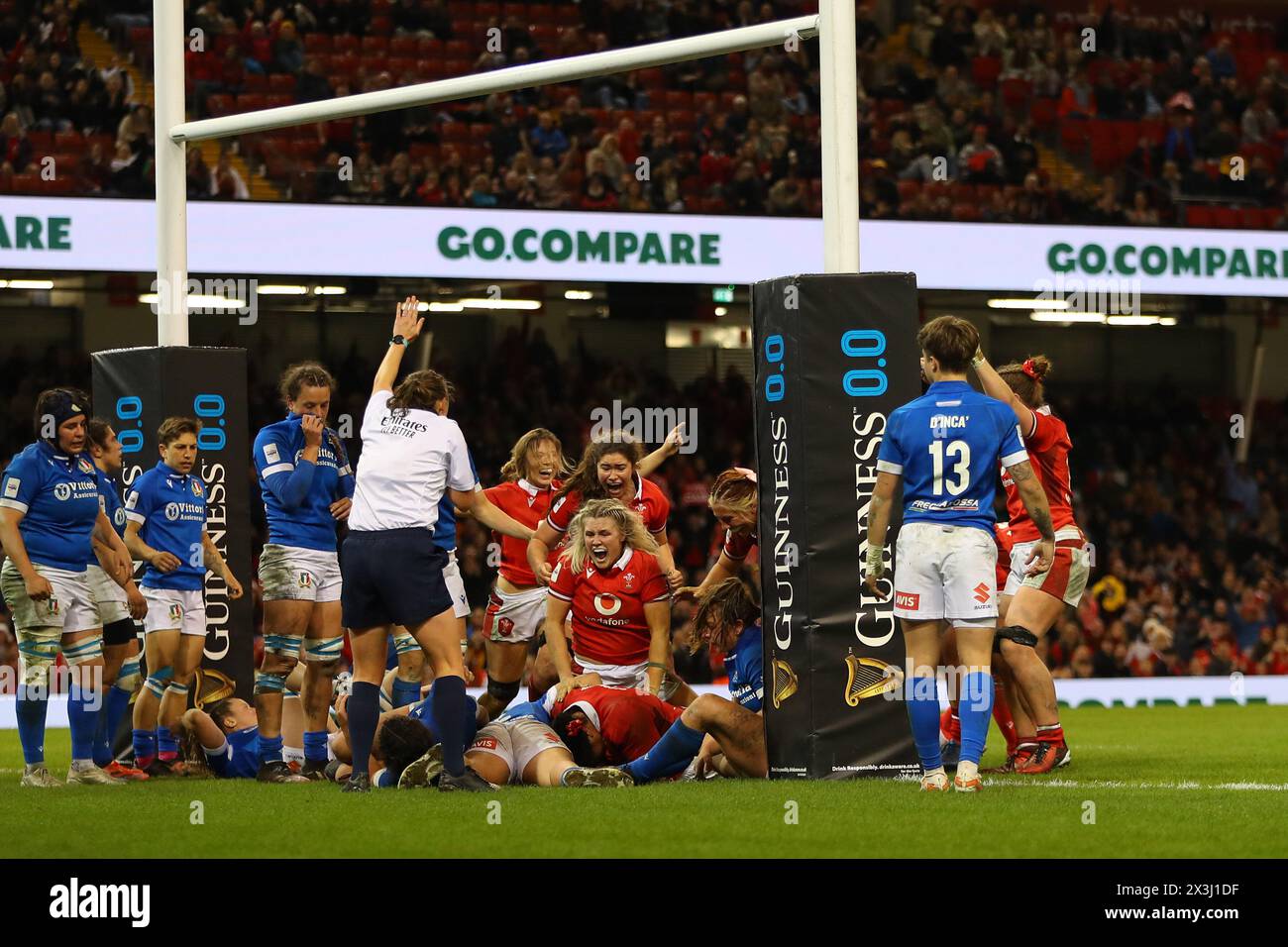 Cardiff, Royaume-Uni. 27 avril 2024. Les joueuses du pays de Galles célèbrent la victoire de Sisilia Tuipulotu, des femmes du pays de Galles, sous les poteaux à la dernière minute pour remporter le match pour le pays de Galles. Guinness Women's six Nations Championship 2024 match, pays de Galles femmes - Italie femmes au Principality Stadium de Cardiff le samedi 27 avril 2024. photo par Andrew Orchard/Andrew Orchard photographie sportive/ Alamy Live News crédit : Andrew Orchard photographie sportive/Alamy Live News Banque D'Images