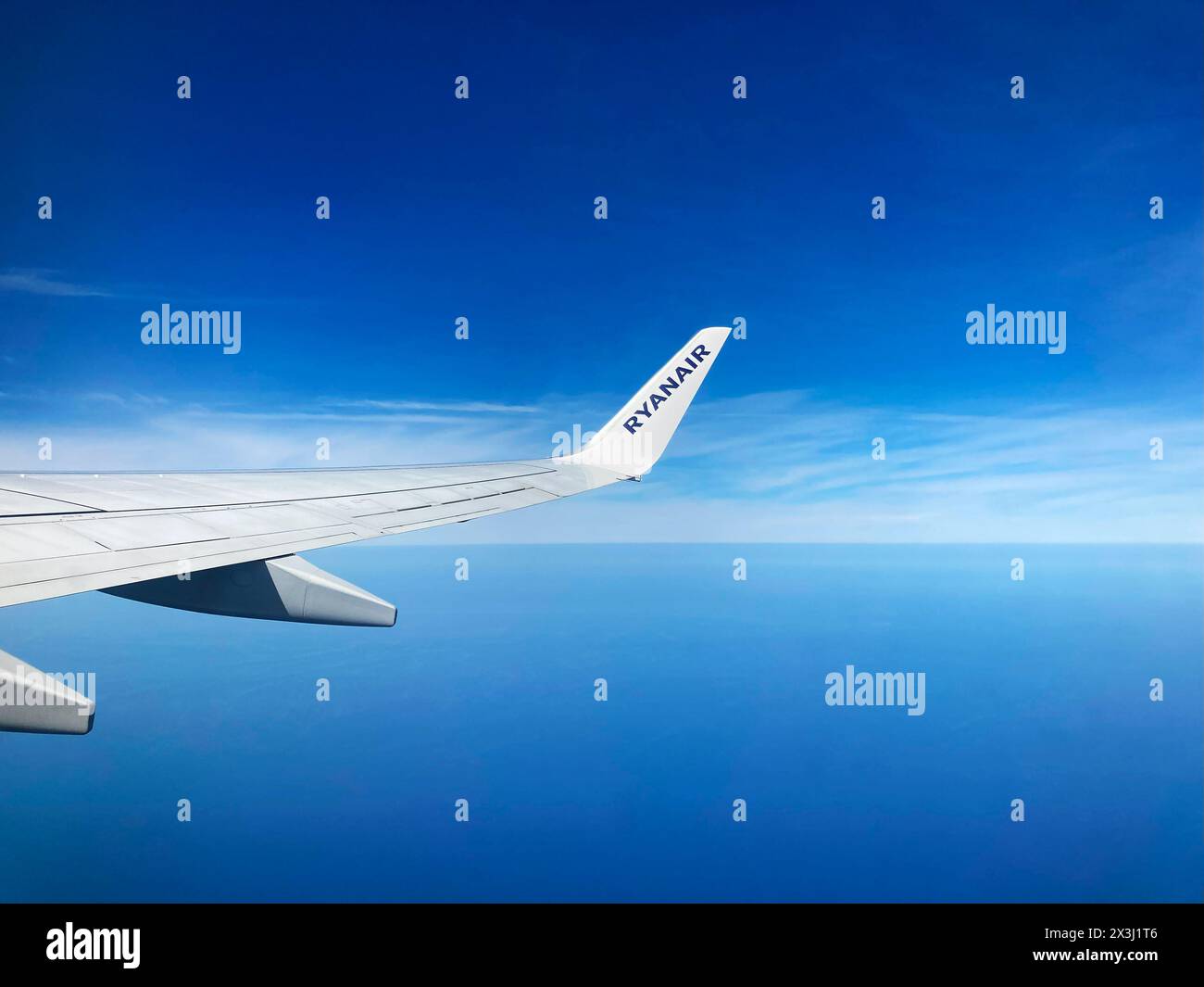 Italie, Palerme - 08 avril 2024 : aile de l'avion Ryanair Airline en arrière-plan de ciel bleu et de mer Banque D'Images