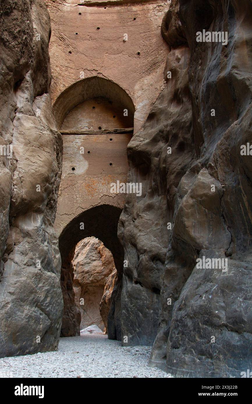 Ancien barrage de Shah Abbasi Arch, un patrimoine architectural persan à Tabas, Iran. C'est le barrage voûté le plus mince du monde et l'un des plus anciens d'Asie. Banque D'Images