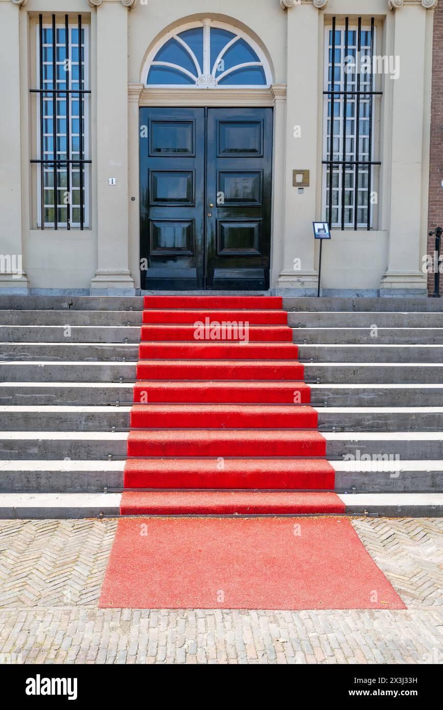 tapis rouge sur les marches de l'entrée du château Banque D'Images