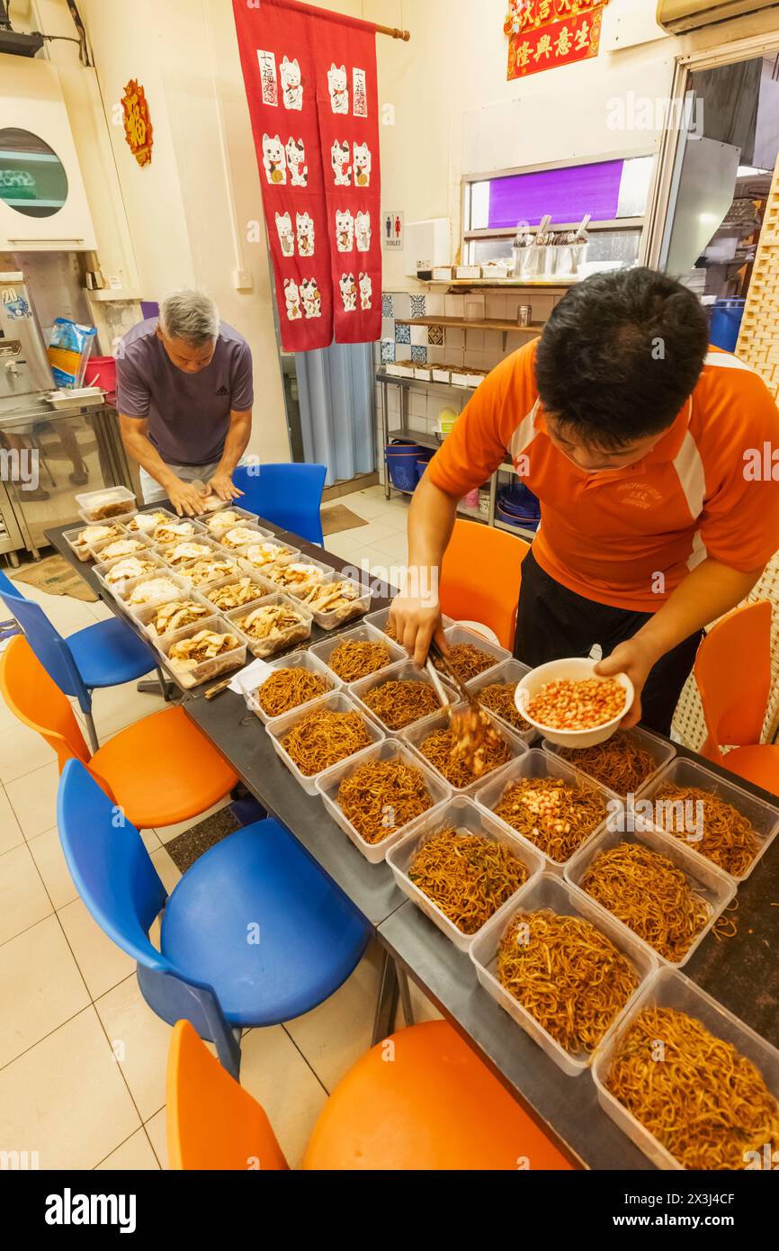 Asie, Singapour, préparation de restaurant de la grande commande à emporter Banque D'Images