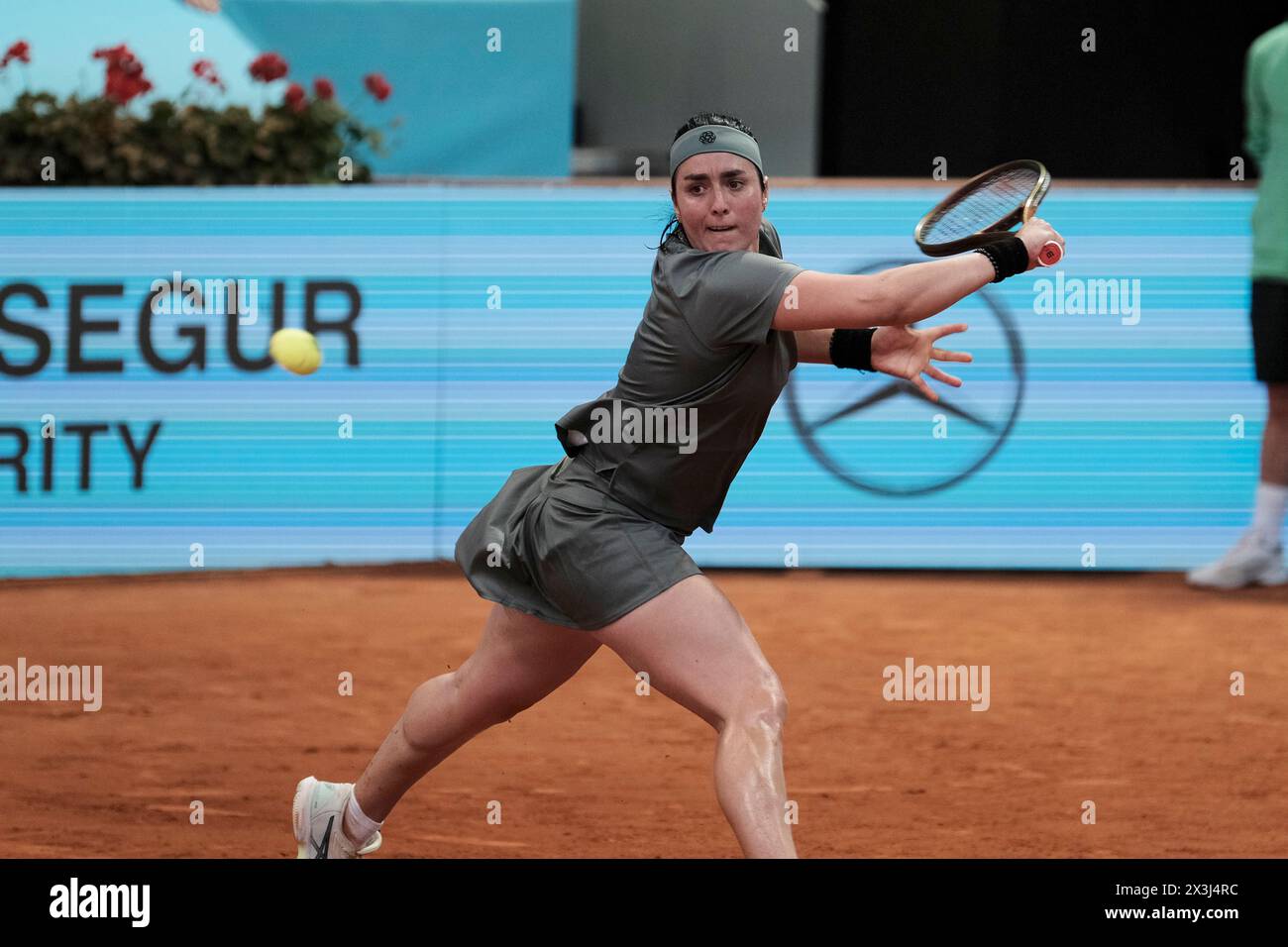 Madrid, Espagne. 27 avril 2024. Tennis : Mutua Madrid Open tournoi de tennis - Madrid, individuel, Women:ons Jabeur (TUN) VS Leylah Fernandez (CAN). Ons Jabeur (TUN). Crédit : EnriquePSans/Alamy Live News Banque D'Images