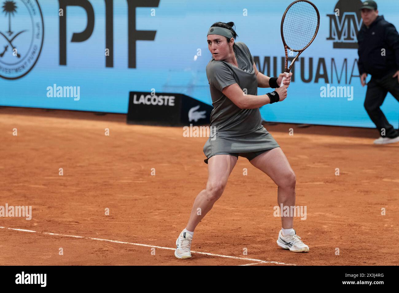 Madrid, Espagne. 27 avril 2024. Tennis : Mutua Madrid Open tournoi de tennis - Madrid, individuel, Women:ons Jabeur (TUN) VS Leylah Fernandez (CAN). Ons Jabeur (TUN). Crédit : EnriquePSans/Alamy Live News Banque D'Images