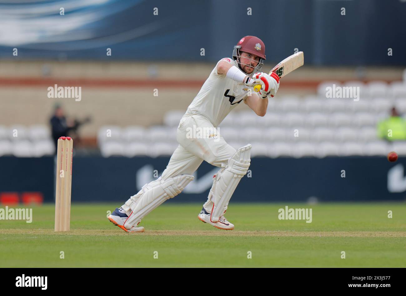 Londres. 27 avril 2024. Rory Burns (17 capitaine du Surrey) frappe 100 lors de la deuxième journée du County Championship Division One match entre le Surrey et le Hampshire au Kia Oval. Crédit : Matthew Starling / Alamy Live News Banque D'Images