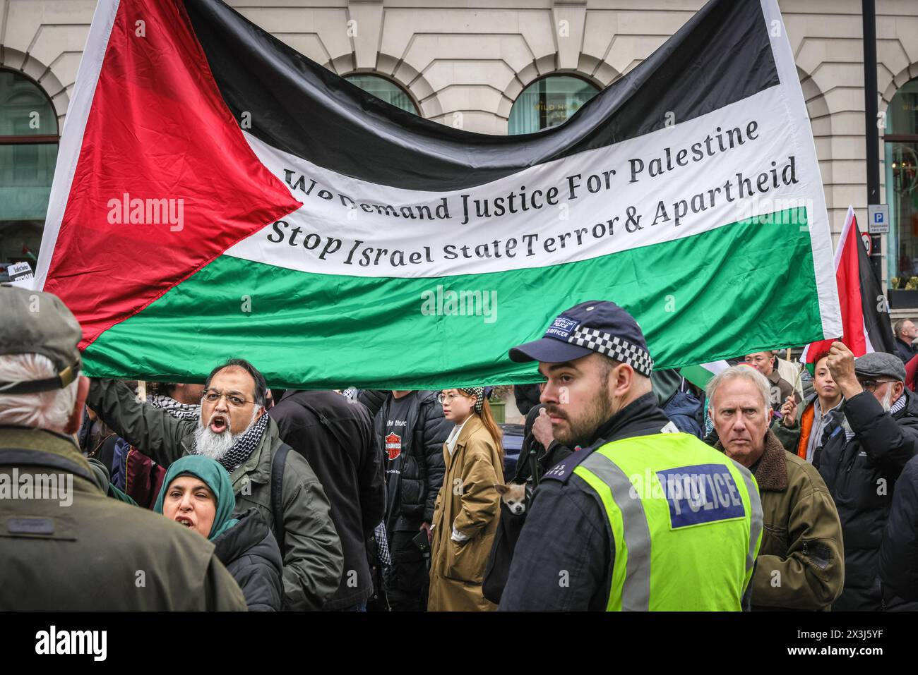 Londres, Royaume-Uni. 27 avril 2024. Les participants à la « Marche nationale pour la Palestine » et appellent à Une marche de protestation permanente du cessez-le-feu de Parliament Square à Hyde Park en passant par le centre de Londres, tandis que les manifestants du contre-comptoir « Counter the Hate » se rassemblent à un coin du centre commercial Pall Mall. Les deux parties sont séparées par des barrières et une présence policière. Crédit : Imageplotter/Alamy Live News Banque D'Images