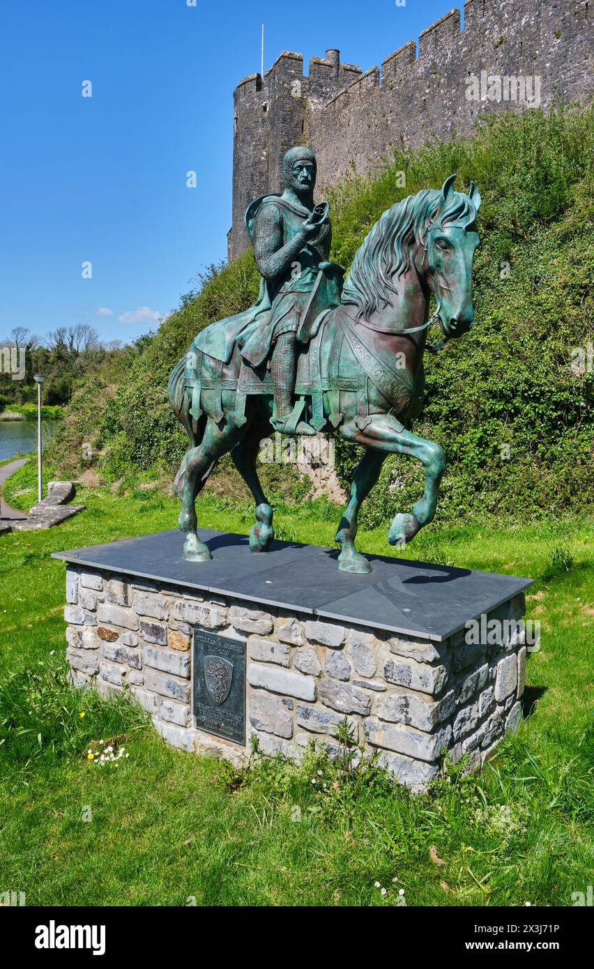 Statue de William Marshall devant le château de Pembroke, Pembroke, Pembrokeshire, pays de Galles Banque D'Images