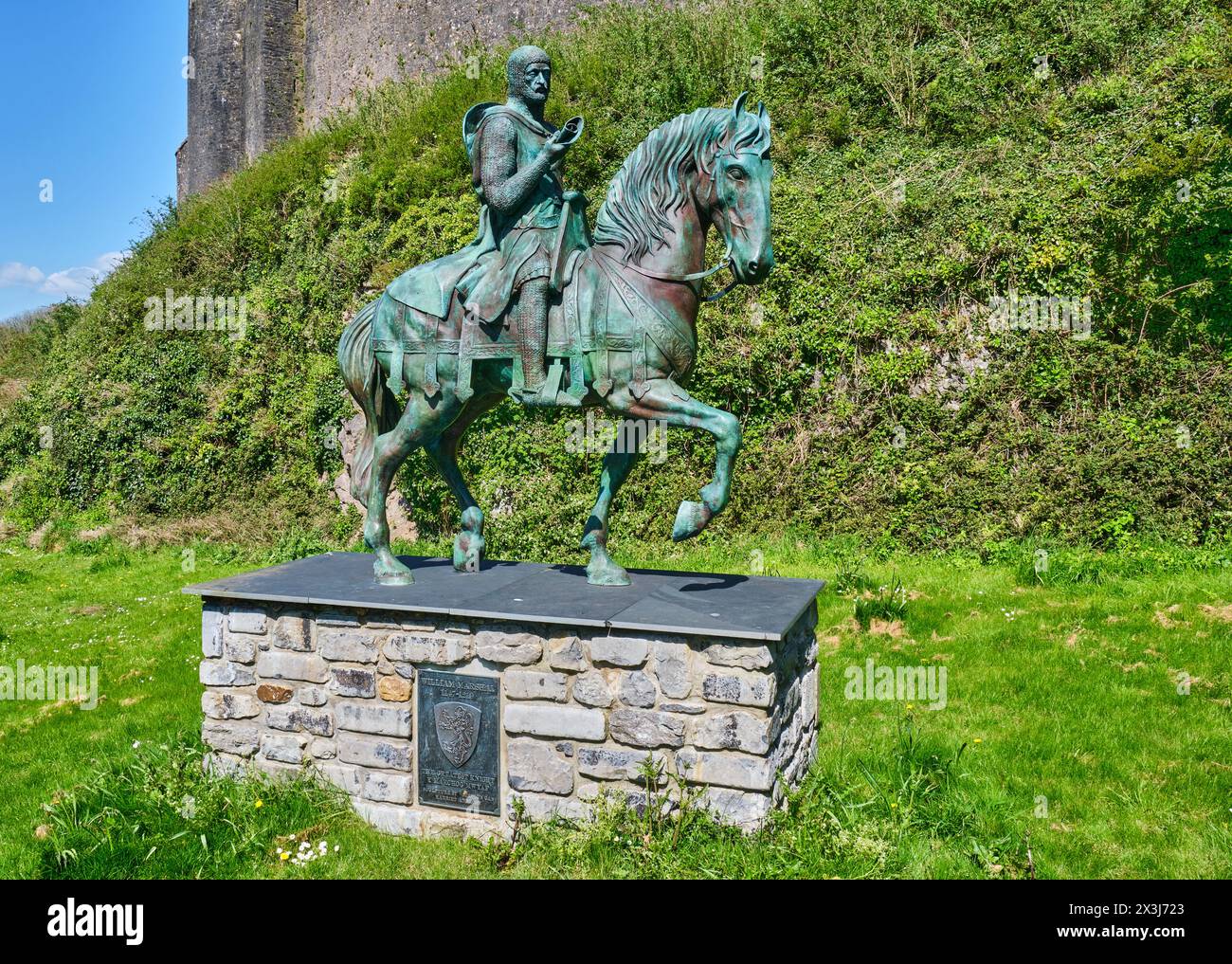 Statue de William Marshall devant le château de Pembroke, Pembroke, Pembrokeshire, pays de Galles Banque D'Images