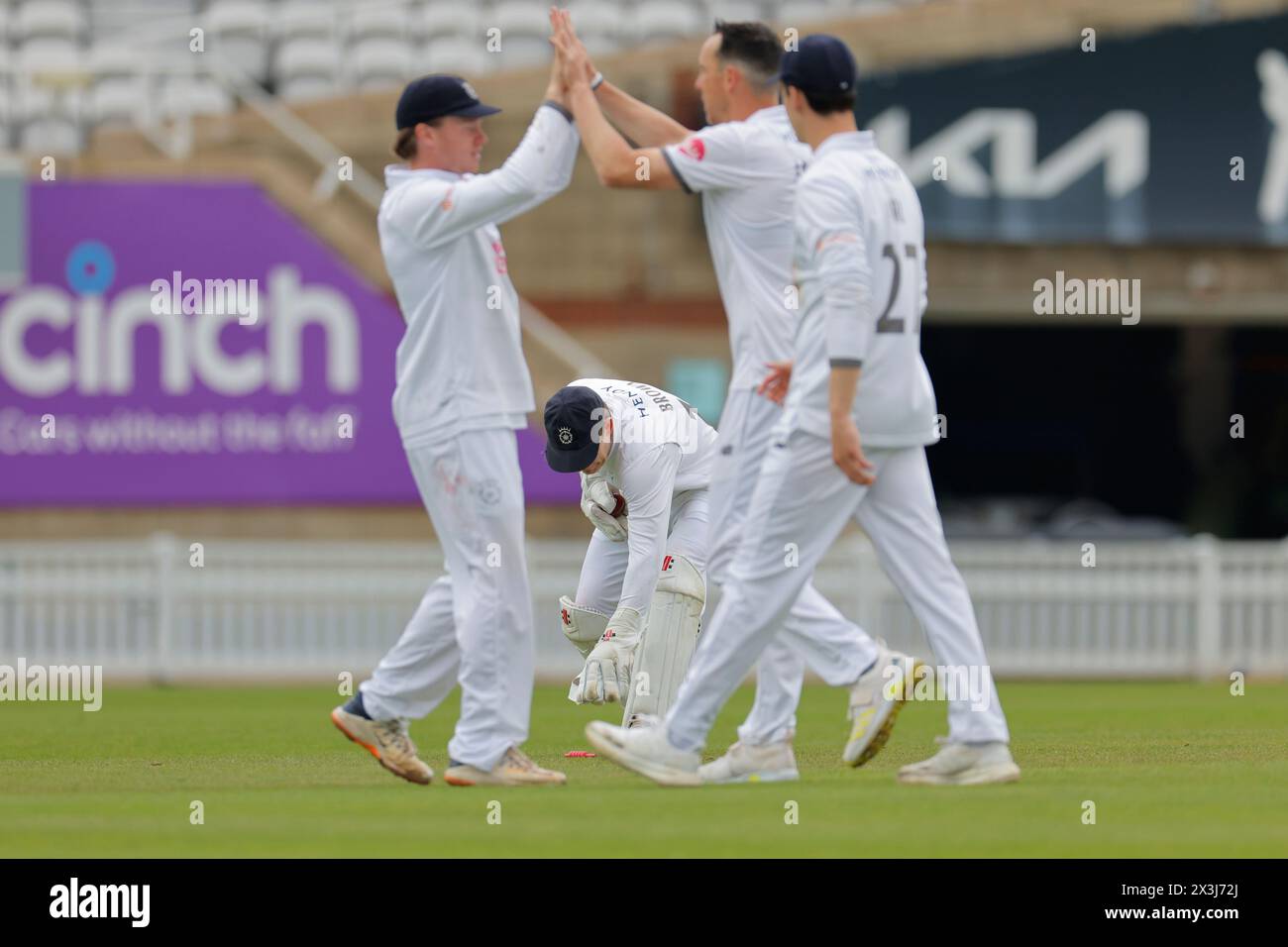 Londres. 27 avril 2024. Les joueurs célèbrent Gus Atkinson (37 Surrey) éliminé pour 0 par Kyle Abbott (87 Hampshire) lors de la deuxième journée du match de la Division 1 du championnat du comté entre Surrey et Hampshire au Kia Oval. Crédit : Matthew Starling / Alamy Live News Banque D'Images