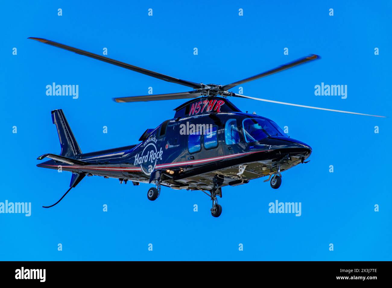 Fort Lauderdale, FL, États-Unis - 25 avril 2024 : Seminole Hard Rock Casino hélicoptère sur ciel bleu Banque D'Images