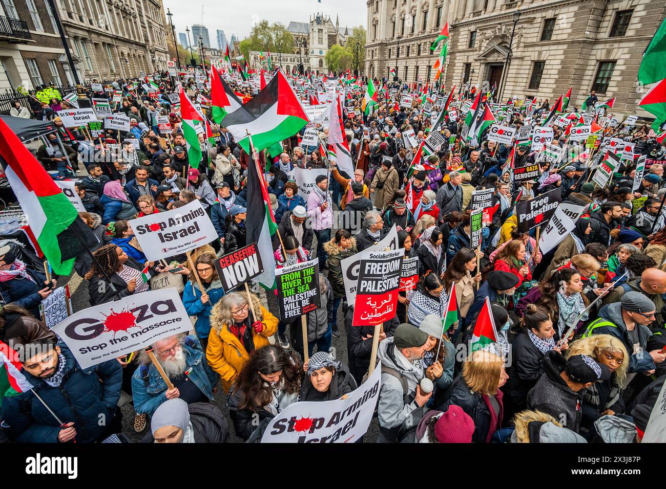 Londres, Royaume-Uni. 27 avril 2024. Une manifestation palestinienne, appelant à un cessez-le-feu maintenant et à cesser d'armer Israël, marche de la place du Parlement à Hyde Park. La population, par dizaines de milliers, continue de répondre à l'assaut israélien à Gaza. La manifestation a été organisée par Stop the War, la Palestine Solidarity Campaign UK et les amis d'Al Aqsa, entre autres. Crédit : Guy Bell/Alamy Live News Banque D'Images