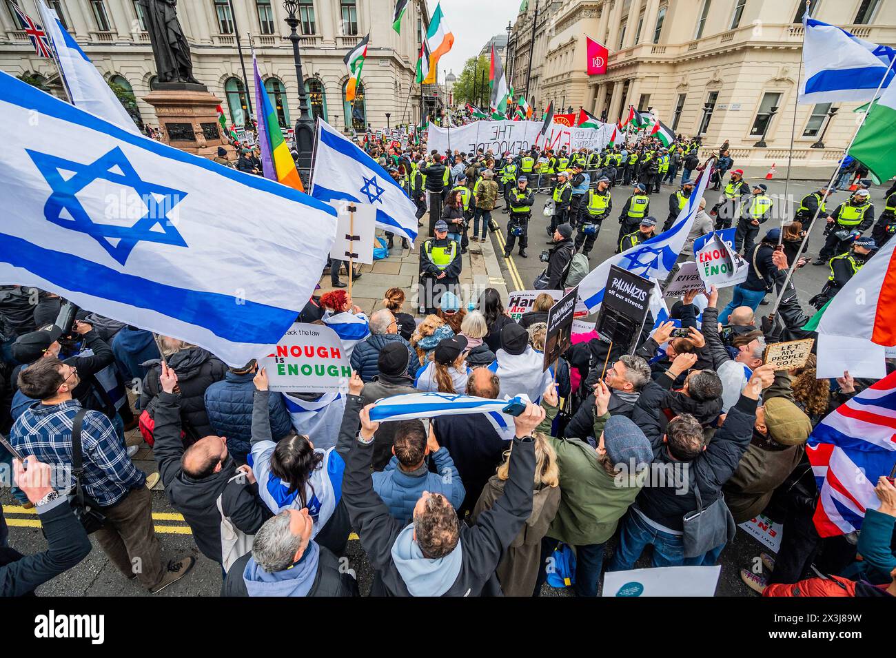 Londres, Royaume-Uni. 27 avril 2024. Une petite contre-manifestation pro-israélienne se réunit au mémorial de la guerre de crimée et est tenue loin par un cordon de police qui raillent les manifestants palestiniens avec la "menace" de la destruction attendue de Rafah - Une manifestation palestinienne, appeler à un cessez-le-feu maintenant et cesser d'armer Israël marche de la place du Parlement à Hyde Park. La population, par dizaines de milliers, continue de répondre à l'assaut israélien à Gaza. Crédit : Guy Bell/Alamy Live News Banque D'Images