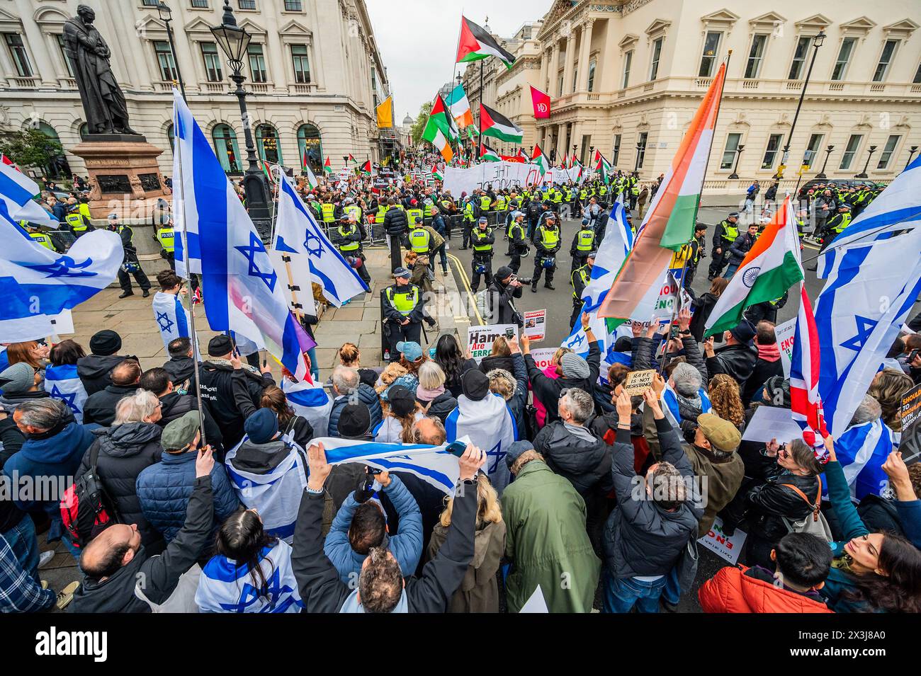 Londres, Royaume-Uni. 27 avril 2024. Une petite contre-manifestation pro-israélienne se réunit au mémorial de la guerre de crimée et est tenue loin par un cordon de police qui raillent les manifestants palestiniens avec la "menace" de la destruction attendue de Rafah - Une manifestation palestinienne, appeler à un cessez-le-feu maintenant et cesser d'armer Israël marche de la place du Parlement à Hyde Park. La population, par dizaines de milliers, continue de répondre à l'assaut israélien à Gaza. Crédit : Guy Bell/Alamy Live News Banque D'Images