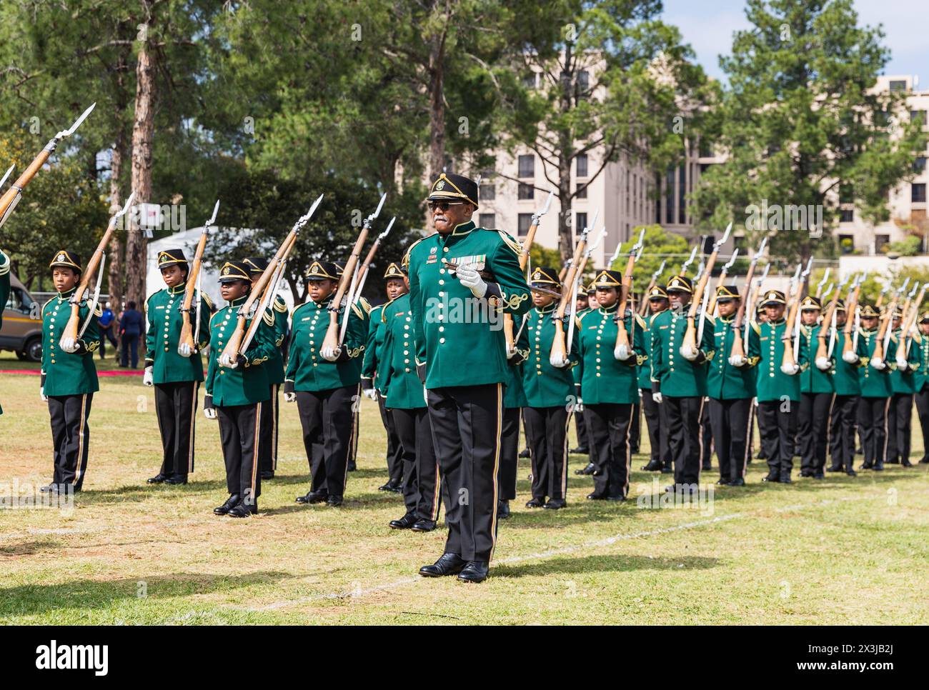 Pretoria, Afrique du Sud. 27 avril 2024. Des gardes d'honneur assistent à une célébration pour commémorer la Journée de la liberté à l'Union Buildings à Pretoria, en Afrique du Sud, le 27 avril 2024. La Journée de la liberté, célébrée le 27 avril de chaque année, a pour but de commémorer les premières élections démocratiques tenues en Afrique du Sud le 27 avril 1994, au cours desquelles tout le monde pouvait voter sans distinction de race. Crédit : Zhang Yudong/Xinhua/Alamy Live News Banque D'Images
