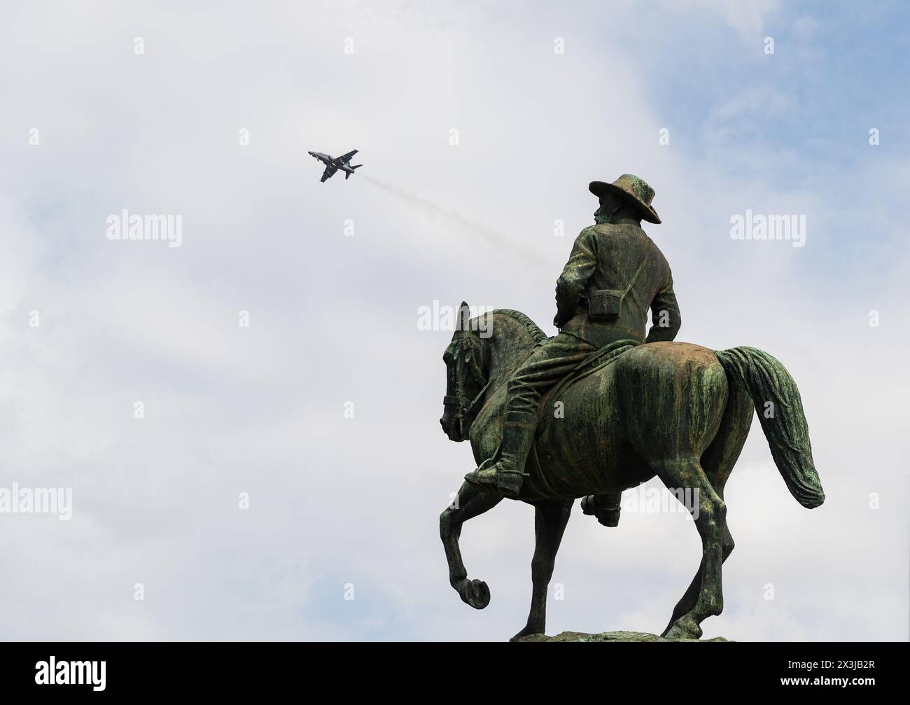 Pretoria, Afrique du Sud. 27 avril 2024. Un avion de l'armée de l'air sud-africaine survole les bâtiments de l'Union lors d'une célébration commémorant la Journée de la liberté à Pretoria, en Afrique du Sud, le 27 avril 2024. La Journée de la liberté, célébrée le 27 avril de chaque année, a pour but de commémorer les premières élections démocratiques tenues en Afrique du Sud le 27 avril 1994, au cours desquelles tout le monde pouvait voter sans distinction de race. Crédit : Zhang Yudong/Xinhua/Alamy Live News Banque D'Images