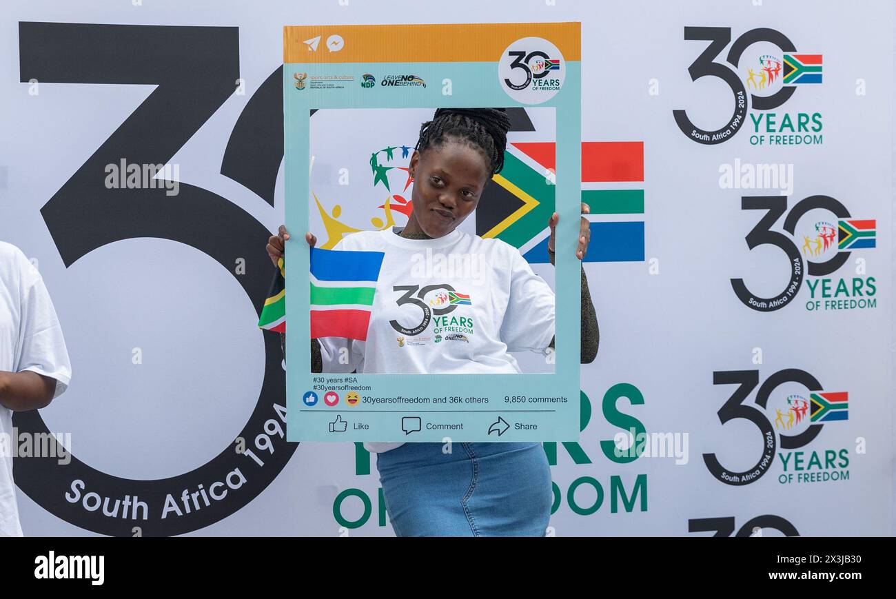 Pretoria, Afrique du Sud. 27 avril 2024. Une femme pose pour des photos lors d'une célébration commémorant la Journée de la liberté à l'Union Buildings à Pretoria, en Afrique du Sud, le 27 avril 2024. La Journée de la liberté, célébrée le 27 avril de chaque année, a pour but de commémorer les premières élections démocratiques tenues en Afrique du Sud le 27 avril 1994, au cours desquelles tout le monde pouvait voter sans distinction de race. Crédit : Zhang Yudong/Xinhua/Alamy Live News Banque D'Images