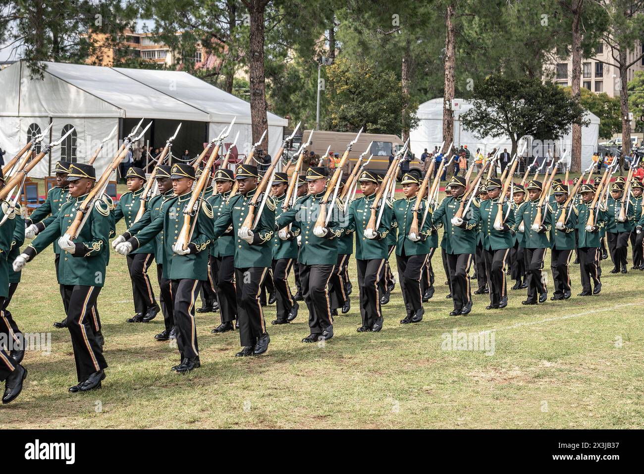Pretoria, Afrique du Sud. 27 avril 2024. Des gardes d'honneur assistent à une célébration pour commémorer la Journée de la liberté à l'Union Buildings à Pretoria, en Afrique du Sud, le 27 avril 2024. La Journée de la liberté, célébrée le 27 avril de chaque année, a pour but de commémorer les premières élections démocratiques tenues en Afrique du Sud le 27 avril 1994, au cours desquelles tout le monde pouvait voter sans distinction de race. Crédit : Shiraaz Mohamed/Xinhua/Alamy Live News Banque D'Images