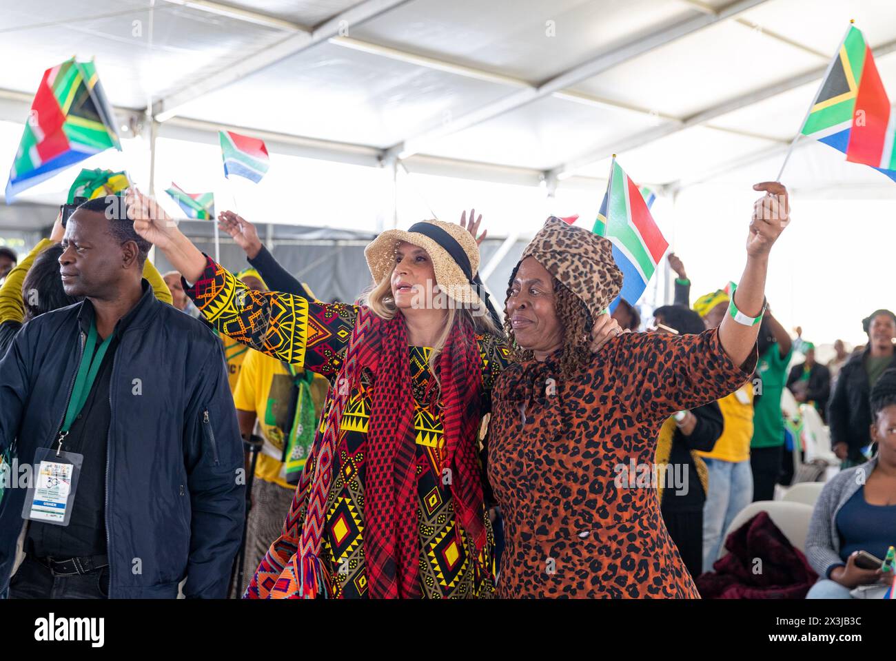 Pretoria, Afrique du Sud. 27 avril 2024. Les gens assistent à une célébration pour commémorer la Journée de la liberté à Union Buildings à Pretoria, en Afrique du Sud, le 27 avril 2024. La Journée de la liberté, célébrée le 27 avril de chaque année, a pour but de commémorer les premières élections démocratiques tenues en Afrique du Sud le 27 avril 1994, au cours desquelles tout le monde pouvait voter sans distinction de race. Crédit : Zhang Yudong/Xinhua/Alamy Live News Banque D'Images